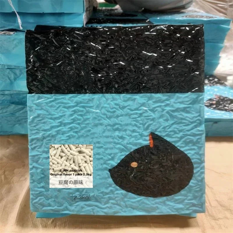 Bagged cat litter with black pellets and leaf-shaped graphic