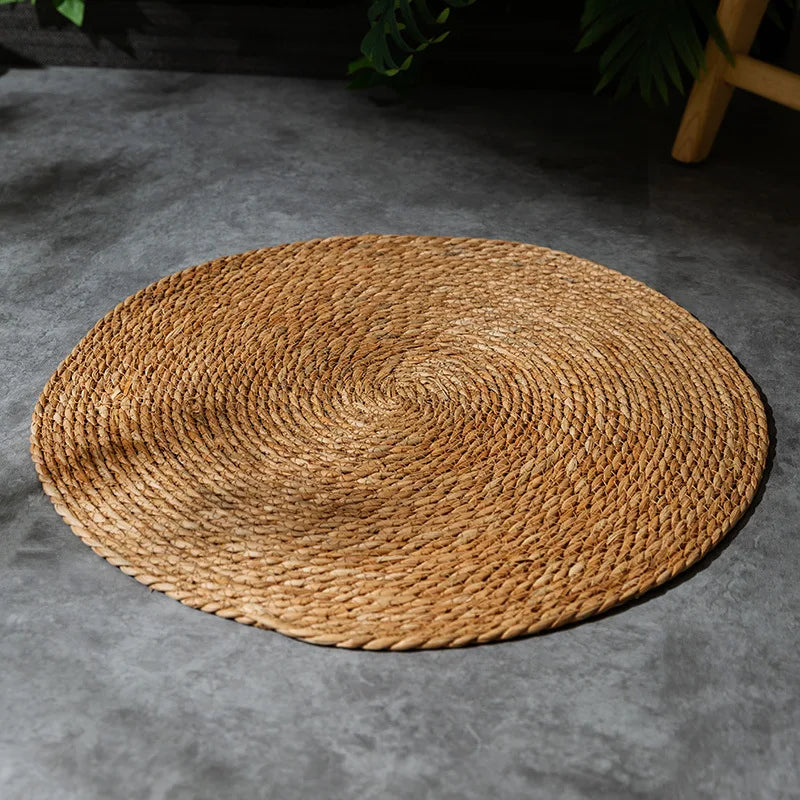 Round rattan cat scratching board mat with circular braided pattern