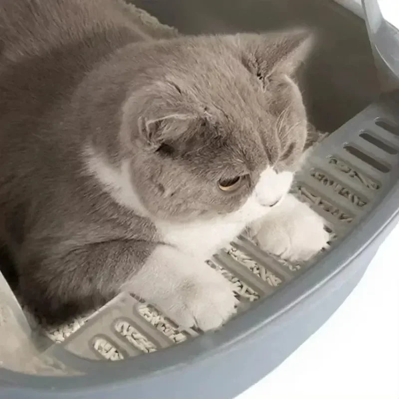 Semi-enclosed cat litter box with scoop, light gray interior with wood-fiber litter